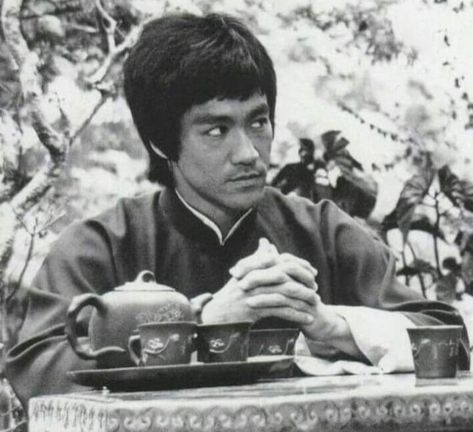 Bruce Lee Chuck Norris, Bruce Lee Poster, Bruce Lee Family, Bruce Lee Pictures, Bruce Lee Martial Arts, Bruce Lee Photos, Green Hornet, Enter The Dragon, Jackie Chan