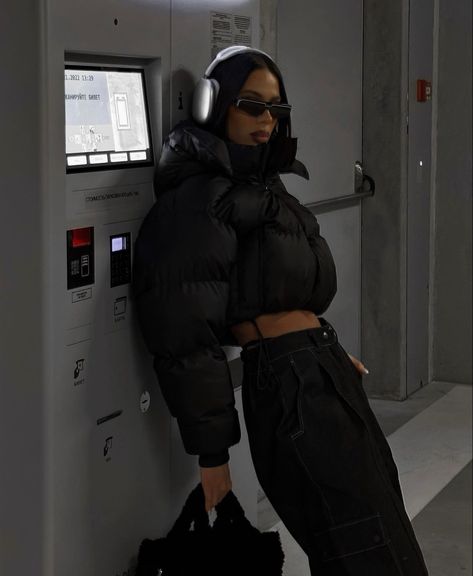 Y2k Inspired Outfit, Bubble Coat, Street Fits, Black Puffer Jacket, Estilo Chic, Black Puffer, Winter Trends, Long Sleeve Turtleneck, Scarf Design