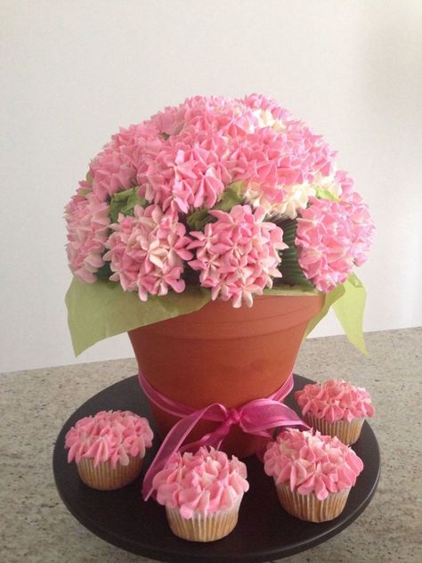 Hydrangea Cupcake Bouquet Hydrangea Cupcake Bouquet! Diy Flower Cupcakes, Hydrangea Cupcakes, Flower Pot Cake, Cupcake Flower Bouquets, Cupcakes Flores, Mothers Day Desserts, Cake Bouquet, Mothers Day Cupcakes, Diy Cupcake