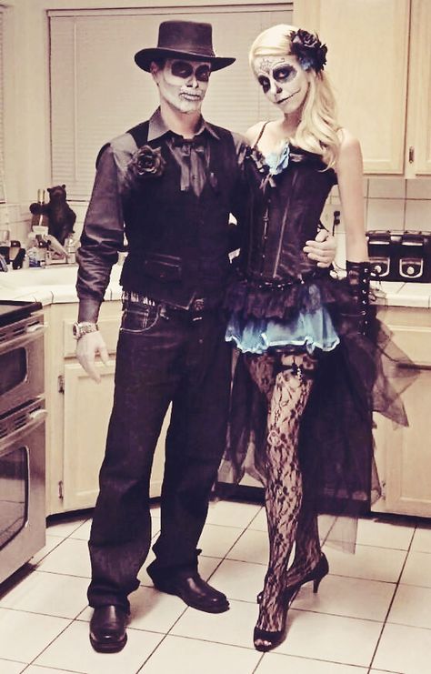 Dia de los Muertos/ Day of the Dead Halloween costume Geek Outfit, Halloween Costume Couple, Halloween Parejas, Best Couples Costumes, Clever Halloween, Clever Halloween Costumes, Costumes Couples, Black Halloween Dress, Hallowen Costume