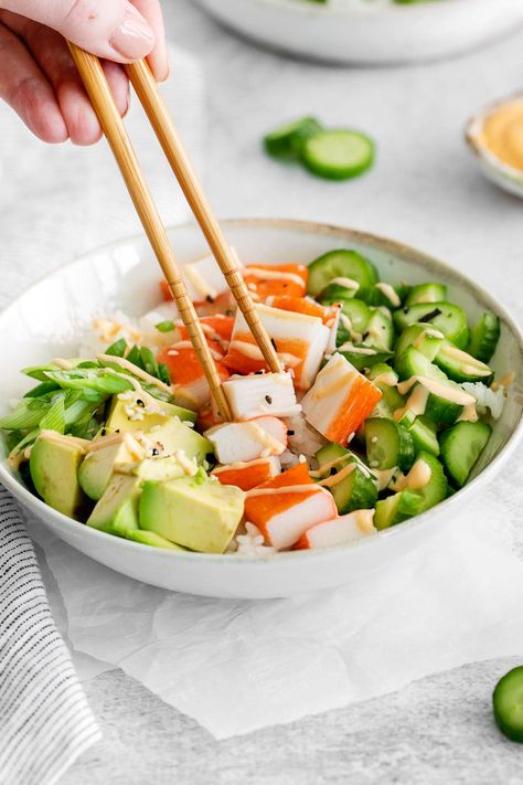 This California Roll in a Bowl is a deconstructed version of your favorite sushi roll complete with imitation crab, cucumber and avocado on a bed of sushi rice and topped with a spicy mayo sauce! Spicy Mayo Sauce, Crab And Avocado, Crab Rice, California Roll Sushi, Sushi Bowls, Fish Dinners, Cucumber Sushi, Bowl Meals, Crab Meat Recipes