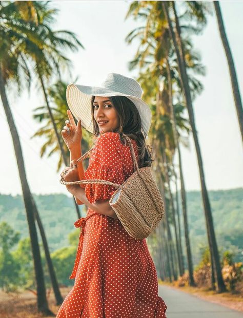 Parra Road Photo Ideas, Alleppey Photography Poses, Kanyakumari Photography Poses, Parra Road Photos, Para Road Goa Photography, Parra Road Goa Photoshoot, Kerala Photoshoot Ideas, Kerala Trip Outfits Women, Outfits For Kerala Trip