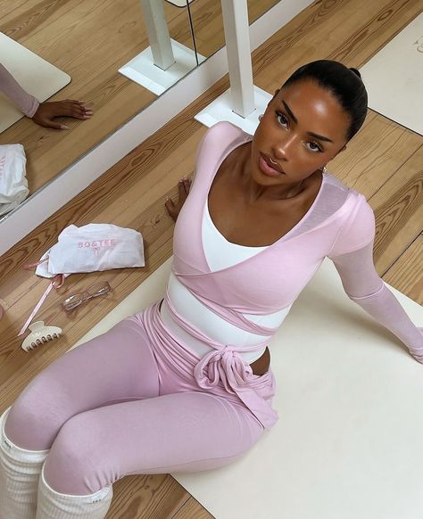 Flats Coquette, Girly Pink Aesthetic, Pilates Outfit, Ballerina Outfit, Gymwear Outfits, A Balanced Life, Pink Activewear, Clueless Outfits, Cute Gym Outfits