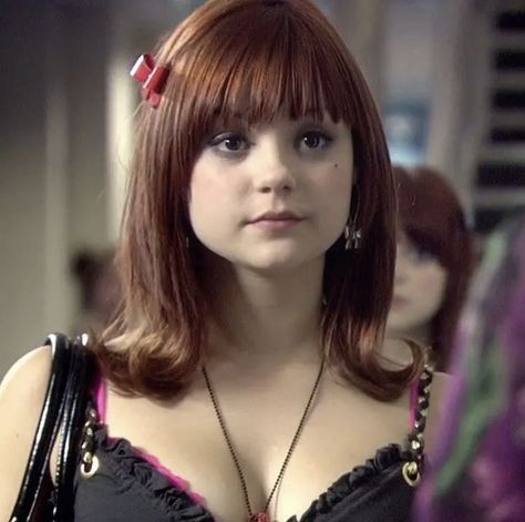 Katie Fitch Skins Outfits, Katie Fitch Aesthetic, Teenage Dirtbag Hair, Katie Fitch Skins, Emily Skins, Therapy Outfits, Skins Uk Cast, Skins Tv Show, Skins Serie