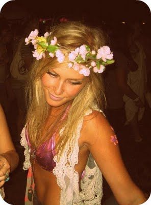 Free Generation Electric Daisy Carnival, Flowers In Her Hair, Hippie Costume, Hippie Girl, I'm With The Band, Festival Looks, Rave Wear, New Energy, Rave Outfits