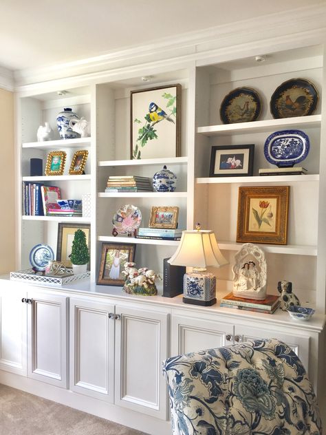 Bookshelves, blue and white, Southern style-HG2017 Bookcase Arrangement, Lounge Units, Bedroom Bookcase, Built In Shelves Living Room, Shelf Decor Living Room, Decorating Bookshelves, Bookcase Styling, Bookcase Decor, Nancy Meyers