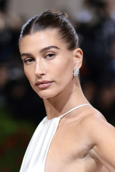 How Much Hailey Bieber's Makeup Routine Costs Fall Makeup Trend, Mascara Hacks, Daily Makeup Routine, Jeans Trend, Nagellack Trends, Celebrity Wedding Dresses, Corte Bob, Everyday Makeup Routine, Full Makeup