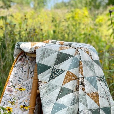 Sharon Holland on Instagram: "Yesterday’s Chicago Geese quilt pattern may have been my biggest pattern launch to date! Huge thanks to my testers and everyone who purchase the pattern and to those would ordered kits from @ladybellefabric or @piperautumnfabrics ❤️ I wanted to take today and talk about the bonus Goslings half-square triangles (HSTs) you’ll create when making the “cheater geese” as I’m calling them. Block construction is such that you’re not making traditional Flying Geese units but Chicago Geese Quilt, Chicago Flying Geese Quilt, Goose Tracks Quilt, Flying Goose Quilt Patterns, Wild Goose Chase Quilt Pattern, Geese Quilt Pattern, Hst Quilt, Geese Quilt, Sharon Holland