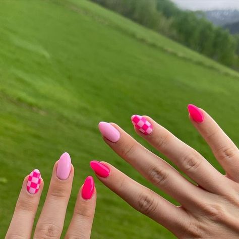 Pink Checkered Nails, Pink Nail Inspo, Summer Vacation Nails, Checkered Nails, T Bo, Nails Dip, 2023 Pink, Pink Checkered, Vacation Nails