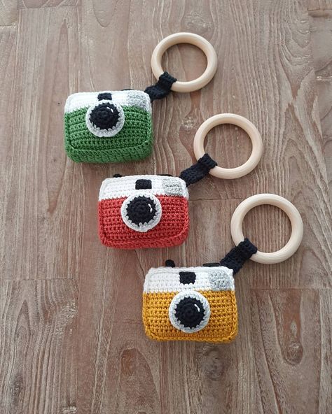 Camera bijtringen in herfstkleurtjes . . . @ebavs_crochet. . . #crochetcamera #gehaaktecamer... Camera bijtringen in herfstkleurtjes . . . @ebavs_crochet. . . #crochetcamera #gehaaktecamera #babycrochet #crochet #crochetdesign #crocheting #crochetlove #crochetproject #crochetersofinstagram #crochetaddict #instacrochet #handmade #handmadetoys #crafts #diy #amigurumi #haken #hakeniship #hakenisleuk #haakverslaafd #häkeln #häkelnisttoll #virka #ebavscrochet #yarn #yarnlover #handmadeinholland Camera Keychain, Crochet Coin Purse, Diy Amigurumi, Crochet Symbols, Spinning Yarn, Crochet Stitches Video, Crafts To Make And Sell, Crochet Lovers, Crochet Keychain