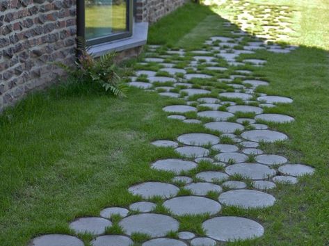 Backyard Buildings, Garden Paving, Garden Walkway, Diy Backyard Landscaping, Front Porch Ideas, Backyard Garden Design, Garden Pathway, Garden Art Sculptures, Back Garden