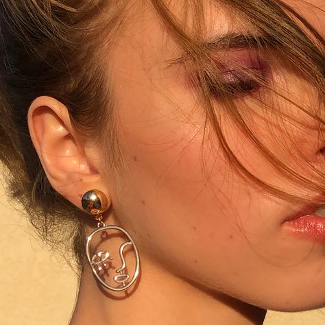 Artsy Earrings Aesthetic, Artsy Earrings, Jewellery Photography Inspiration, Artsy Photography, Jewellery Photography, Artsy Photos, Earrings Aesthetic, Photoshoot Model, Aesthetic Photos