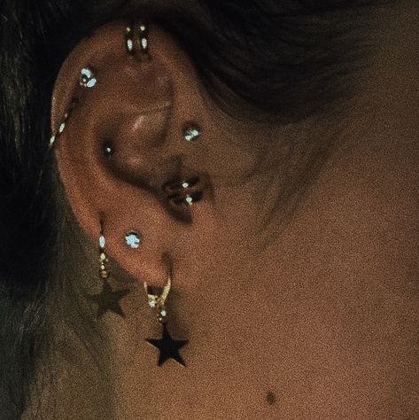 Earring, Cartledge, piercings Cartridge Piercing, Cartridge Earrings, Piercing Inspiration, Piercings Ideas, Behind Ear Tattoo, Tattoos And Piercings, Ear Cuff, Piercings, Cuff