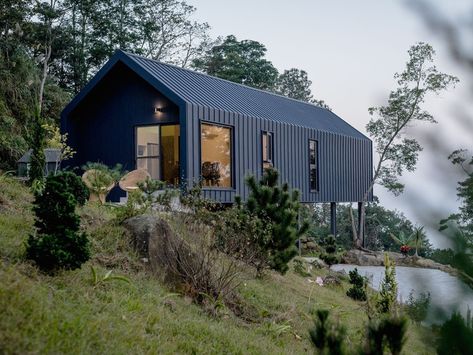 Simple house on stilts makes a budget-conscious mountain retreat Affordable Prefab Homes, Architectural Ideas, Prefab Cabins, House On Stilts, Appartement Design, Prefabricated Houses, Casa Container, Barn Homes, Mountain Homes