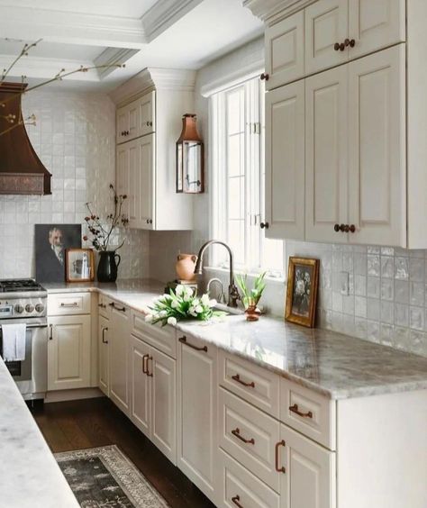 Cream Kitchens, Sherwin Williams Creamy, Stylish Small Kitchen, Backsplash Trends, Beautiful Kitchen Cabinets, 1920s House, Living Room Renovation, Cottage Vintage, Timeless Kitchen