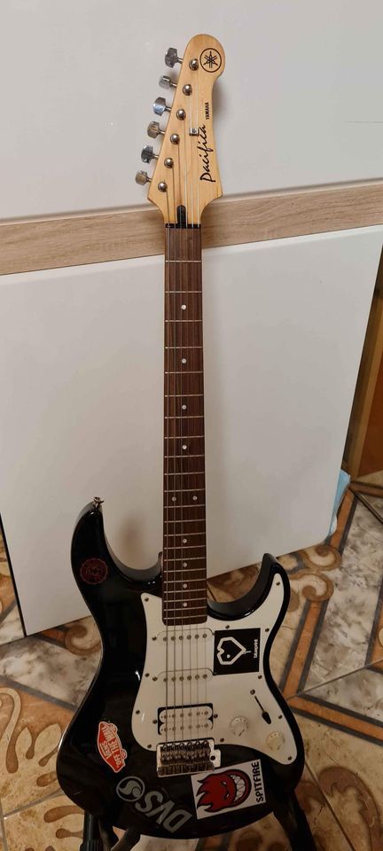 Strat Electric Guitar, Yamaha Electric Guitars, Yamaha Pacifica, Yamaha Guitar, Ibanez Guitars, Fender Strat, Guitar Obsession, Bass Guitar, Electric Guitar