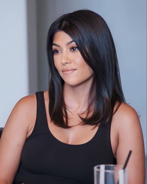 Kourtney Kardashian Medium Length Hair, Kourtney Kardashian Haircut, Karjenner Family, Strawberry Brunette, Kourt Kardashian, Kourtney Kardashian Hair, Longbob Hair, Warm Hair Color, Side Bun Hairstyles