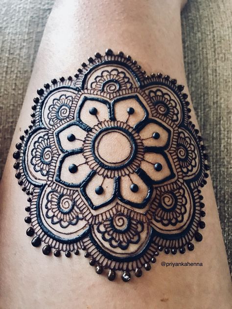 Henna Foot, Thigh Henna, Tattoos Leg, Henna Tattoo Design, Henna Flower Designs, Cute Henna Designs, Cute Henna Tattoos, Henna Style Tattoos, Small Henna