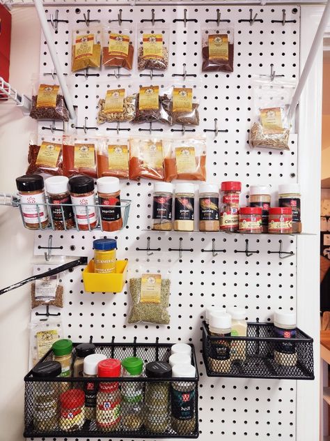 White pegboard with variety of bags and bottles of seasoning on hooks, shelves, and baskets Pegboard Spice Rack, Pegboard Kitchen Organization, Kitchen Pegboard Ideas, Garfield Kitchen, Pegboard Kitchen, Pegboard Storage, Metal Pegboard, Recycled Home Decor, Pegboard Organization