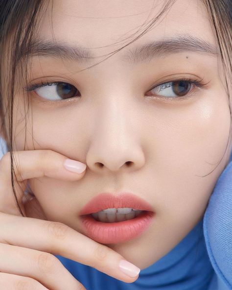 HERA Singapore on Instagram: “Like our favourite #Blackpink star @jennierubyjane, get your glow on with the Glow Lasting Cushion. Featuring an ultra-blendable,…” Korean Makeup Brands, Desain Quilling, Rosy Brown, Romantic Colors, Jennie Kim Blackpink, Jennie Kim, Makeup Brands, Blackpink Photos, Cool Tones