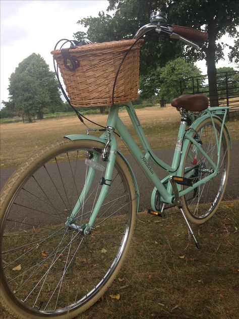 Pendleton mint bike - absolutely love it! ❤️ Bicycle Aesthetic Vintage, Aesthetic 60s, Green Bicycle Aesthetic, Pendleton Bike, Vintage Bycicle Aesthetic, Victoria Pendleton, Vintage Bike With Basket, Green Bicycle, Bike With Basket