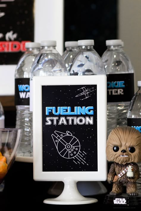 Fueling Station Sign. Free Star Wars Party Printables by MKKM Designs #swoonworthysoirees #mkkmdesigns Star Wars Essen, The Dark Side Star Wars, Star Wars Party Printables, Star Wars Themed Party, Star Wars Party Food, Decoracion Star Wars, Star Wars Themed Birthday Party, Star Wars Printables, Welcome To The Dark Side