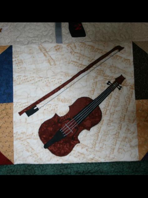 Quilt square of violin and bow Violin Quilt Pattern, Music Quilts, Music Fabric, Music Quilt, Guitar Quilt, Aplique Quilts, Pictorial Quilts, Serger Projects, Quilt Corners