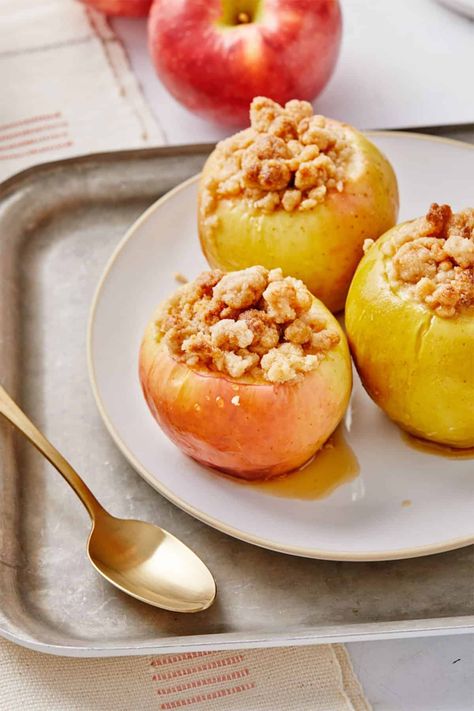 Whole Baked Apples, Crumble Recipe Topping, The Best Dessert Recipes, Grandbaby Cakes, Apple Crumble Recipe, Sliced Apples, Apple Treat, The Best Dessert, Apple Dessert