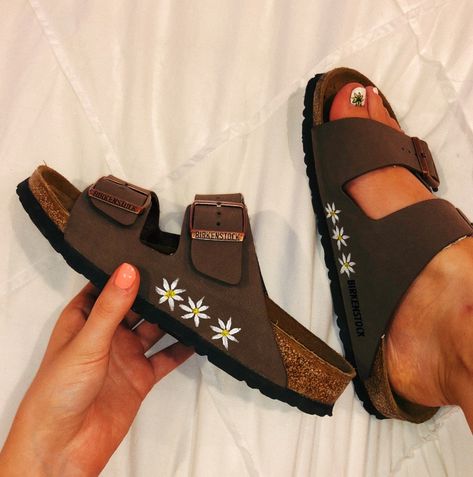 How To Wear Birkenstock, Birkenstock With Socks, Estilo Hippie, Shoe Inspo, Birkenstock Sandals, Combat Boot, Shoe Closet, Shoe Obsession, Dream Shoes