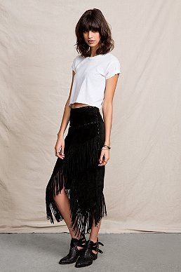 Black Suede Fringe Skirt, Suede Fringe Skirt Outfit, Skirt Outfit Concert, Black Fringe Skirt Outfit, Fringe Skirt Outfit, Black Fringe Skirt, Fringe Skirts, Colorful Kimono, Suede Fringe Skirt