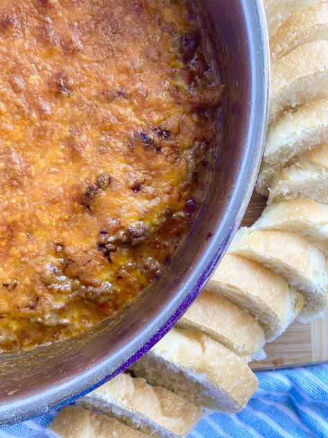 Hot Sloppy Joe Dip Sloppy Joes Dip, Sauteed Peppers And Onions, Hamburger Casseroles Recipes, Sauteed Peppers, Tailgate Food, Sloppy Joes, Fresh Bread, Party Food Appetizers, Best Appetizers