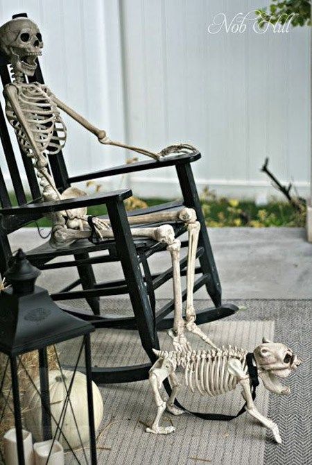 The most Hilarious DIY Skeleton Yard Displays for Halloween Decoration - www.kidfriendlythingstodo.com Halloween Yard Displays, Skeleton Crew, Classy Halloween Decor, Halloween Outside, Classy Halloween, Hallowen Ideas, Halloween Front Doors, Skeleton Decorations, Halloween Tattoo