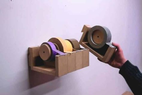 Organize your workshop by making this tape holder. Thanks to the free plans you can build this tape holder and keep your drawers clean. Homemade Drum, Woodworking Workshop Layout, French Cleat System, Dowel Jig, Best Table Saw, Garage Workshop Organization, Workshop Layout, French Cleat, Workshop Organization