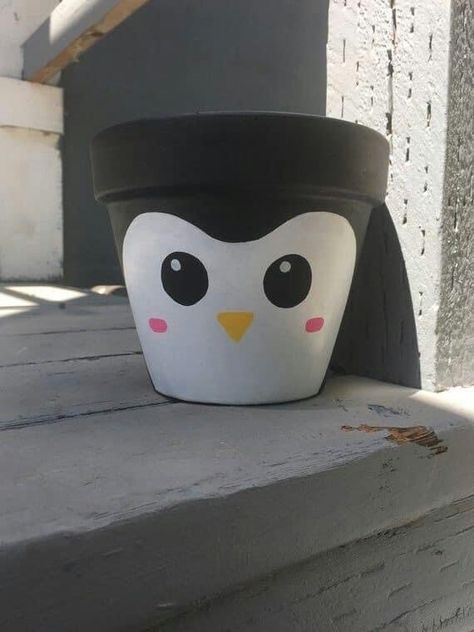 Animal Pot Painting Ideas, Animal Painted Pots, Easy Pot Painting Designs, Small Flower Pot Painting Ideas, Gamla Painting Ideas, Plantpot Idea, Black Pot Painting Ideas, Cute Pot Painting Ideas, Painting Pots Ideas Easy Diy