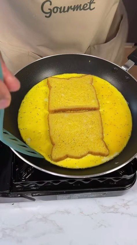 Tik Tok Breakfast, Tiktok Breakfast, Sandwich Recipe Videos, Sandwich Hacks, Fancy Cheese, Epic Meal Time, Egg And Cheese Sandwich, Breakfast Sandwich Recipes, Egg And Cheese