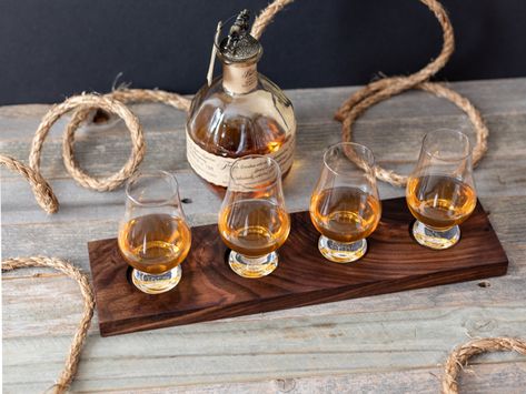 how to make a diy whiskey, bourbon, scotch, beer flight board Whiskey Flights Ideas, Bourbon Crafts Diy, Diy Whiskey Flight Board, Diy Wine Flight Board, Wooden Flight Board, Wine Flight Boards Diy, Drink Flight Boards, Flight Boards For Beer, Diy Flight Board