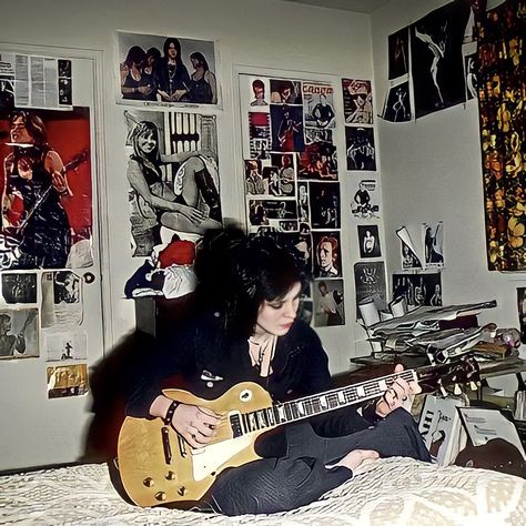 Joan Jett, Electric Guitar, At Home, Guitar, Bedroom, Bed