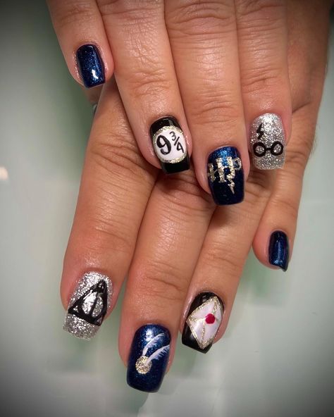 Ravenclaw Nails Acrylic, Ravenclaw Nail Art, Raven Claw Tattoo Harry Potter, Harry Potter Nails Designs Ravenclaw, Harry Potter Nails Ravenclaw, Simple Harry Potter Nails Ravenclaw, Ravenclaw Nails, Hp Nails, Harry Potter Nails Designs