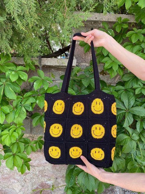 free crochet handbags patterns Ideas Knit Bag, Crochet Slipper Pattern, Granny Square Bag, Crochet Shoulder Bag, People Smile, Crochet Handbags Patterns, Patterns Ideas, Crochet Inspo, Smiley Faces