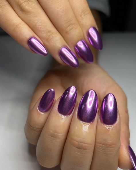 Dazzle and shine with the allure of Purple Chrome Nails, adding an instant touch of glamour to your fingertips. The play of light on the reflective surface of these Purple Chrome Nails creates an enchanting and luxurious manicure choice. Purple Toe Nails, Purple Chrome Nails, Gold Chrome Nails, Purple Chrome, Purple Ombre Nails, Chrome Nail Art, Chrome Nails Designs, Weak Nails, Purple Nail Designs