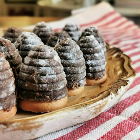 Czech Christmas Beehive Cookies Beehive Cookies, Eggs With Sausage, Czech Desserts, Bread Pancakes, Vanilla Biscuits, Plum Jam, Fruit Compote, Sweet Dough, Czech Recipes