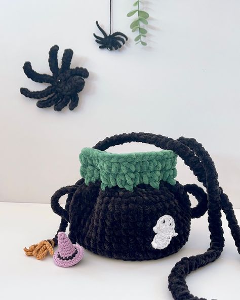 🌓 HALLOWEEN PATTERNS 🌗 Hi! Hello with new models for the Halloween candy bag collection! Frankenstein, The Witch’s Cauldron and The Cat Bag... I wonder which one is your favourite 😍 📌 The cat and witch cauldron bag pattern are in the same PDF. 📌 Frankenstein bag is in a different PDF. 📌 If you want to crochet the whole series, I prepared a pattern bundle for you. All patterns in my etsy shop. Link at my bio 🔝 _________________ Cadılar bayramı serisi için hazırladığım yeni çamtalar ile me... Halloween Crochet Bag, Crochet Halloween Bag, Witch Cauldron, Hi Hello, Crochet Halloween, Halloween Candy Bags, Witches Cauldron, Cat Bag, Halloween Bags