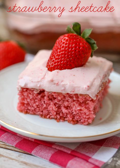 Strawberry Sheet Cake - Lil' Luna Strawberry Sheet Cake, Strawberry Sheet Cakes, Delicious Strawberry Cake, Soda Cake, Strawberry Cream Cheese Frosting, Cake Strawberry, Strawberry Cake Recipes, Dessert Simple, Sheet Cake Recipes