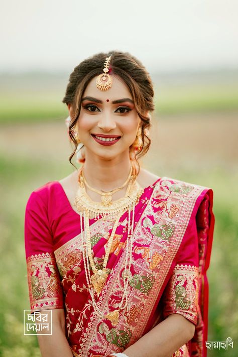 Bengali Wedding Hairstyles, Bengali Bridal Hairstyle, Aiburobhat Look, Bengali Bride Hairstyle, Newly Married Saree Look, Bengali Outfit, Reception Bride Makeup, Bihari Wedding, Bengali Bride Reception Look