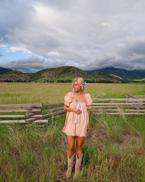 midwest meets montana 🦬🏔️🌾 . . . #coastalcowgirl #cowgirlchic #cowgirlstyle #westernfashion coastal cowgirl // cowgirl boots // cowgirl chic // cowgirl fashion // cowgirl style // western style // cottage core // mountain aesthetic // mountain pictures Cowboy Boot Outfits Fall, Aesthetic Mountain Pictures, Western Senior Pictures Outfit, Outfits With Cowgirl Boots, Cowgirl Chic Outfits, Princess Cowgirl, Country Girl Aesthetic, Southern Girl Style, Chic Cowgirl