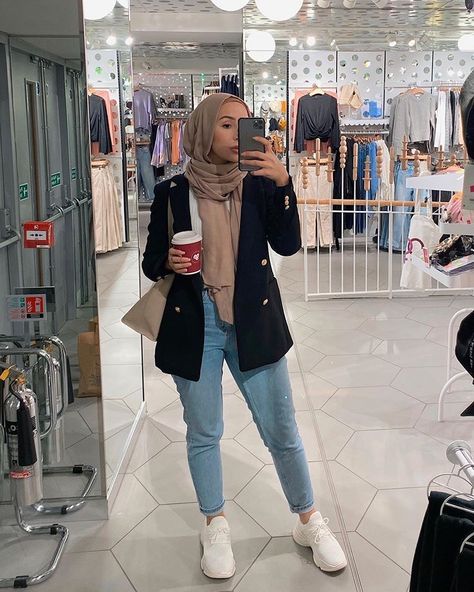 Hijab Casual Outfit, 2022 Fashion Trends, Hijab Fashion Summer, Estilo Hijab, Modern Hijab, Best Winter Outfits, Street Hijab Fashion, Modern Hijab Fashion, Tutorial Hijab