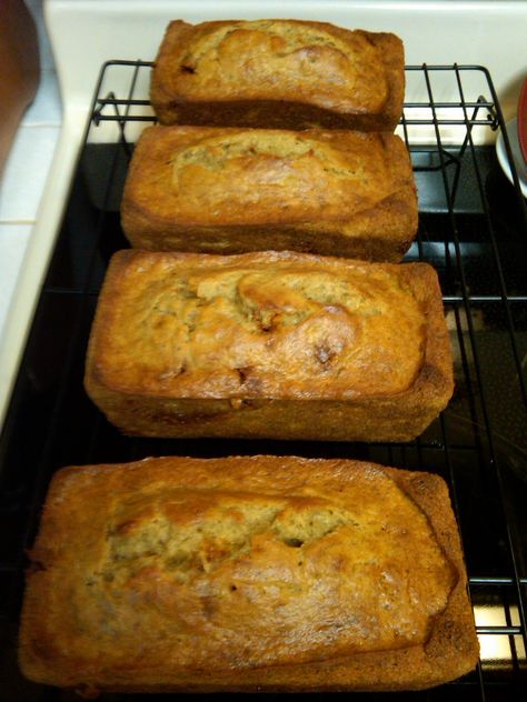 Homemade Banana Nut Bread, Unique Sweets, Belize Food, Desserts Around The World, International Desserts, Cake Recipes Easy Homemade, Colombian Food, Cinnamon Chips, Banana Nut Bread