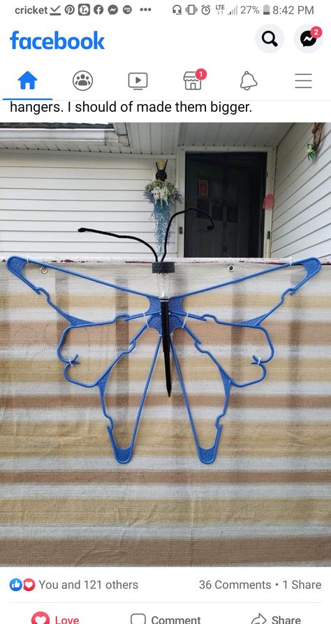 Coathanger Art, Dragonfly Yard Art, Wire Hanger Crafts, Hanger Art, Yard Art Crafts, Solar Light Crafts, Christmas Decorations Centerpiece, Plastic Clothes Hangers, Insect Crafts