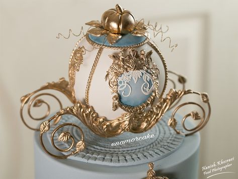 Cinderella Wedding Cake, Hot Air Balloon Craft, Cinderella Cake, Cinderella Pumpkin, Fondant Animals, Pumpkin Carriage, Castle Cake, Cinderella Party, Cinderella Birthday