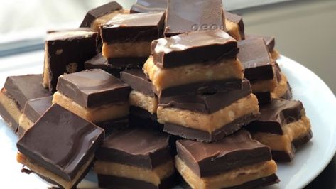 A no-bake, peanut butter, chocolate, butterscotch and peanut bar. Bun Bars Recipe, Canadian Chocolate Bars, Peanut Butter Chip Cookies, Peanut Butter Cookie Bars, Candy Bar Cookies, Cookie Bars Easy, Three Ingredient Recipes, Cookie Dough Bars, Peanut Butter Chocolate Bars